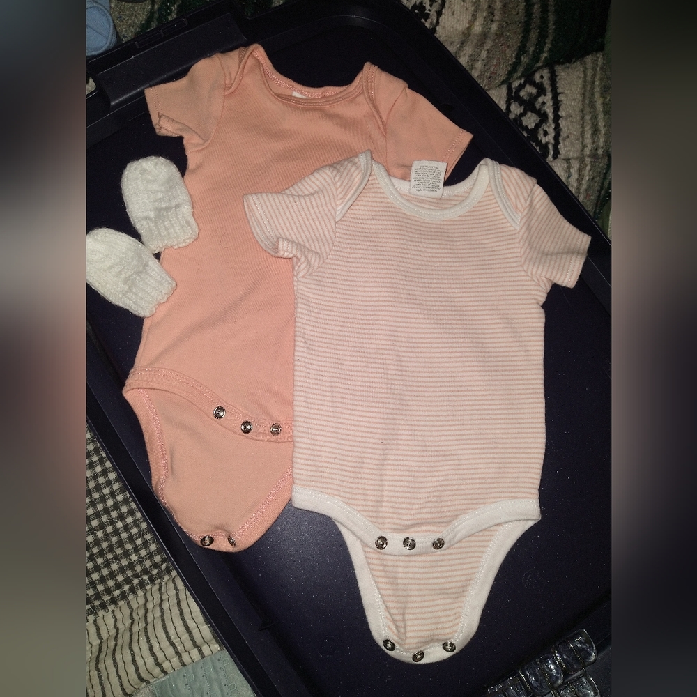 Starting Out newborn Girl Boy 2pcs onesie one piece bodysuits white knit mittens